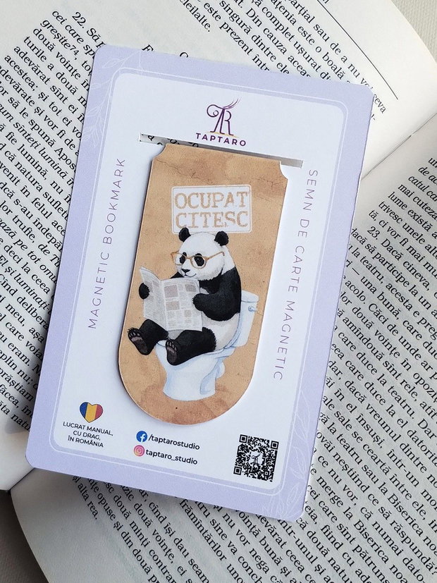 Semn de carte magnetic "Ocupat. Citesc" - Urs Panda la toaleta
