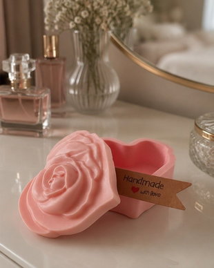 cutie decorativa, special creata pentru ea