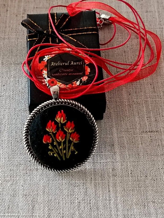 Set bijuterii cu broderie manuala