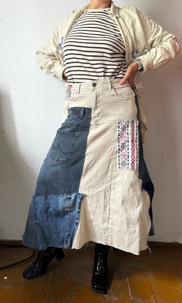 Fustǎ reinventatǎ din jeans cu materiale reciclate, unicat