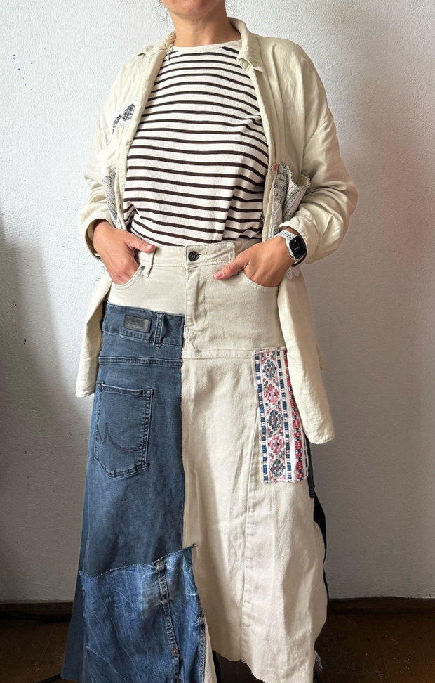 Fustǎ reinventatǎ din jeans cu materiale reciclate, unicat
