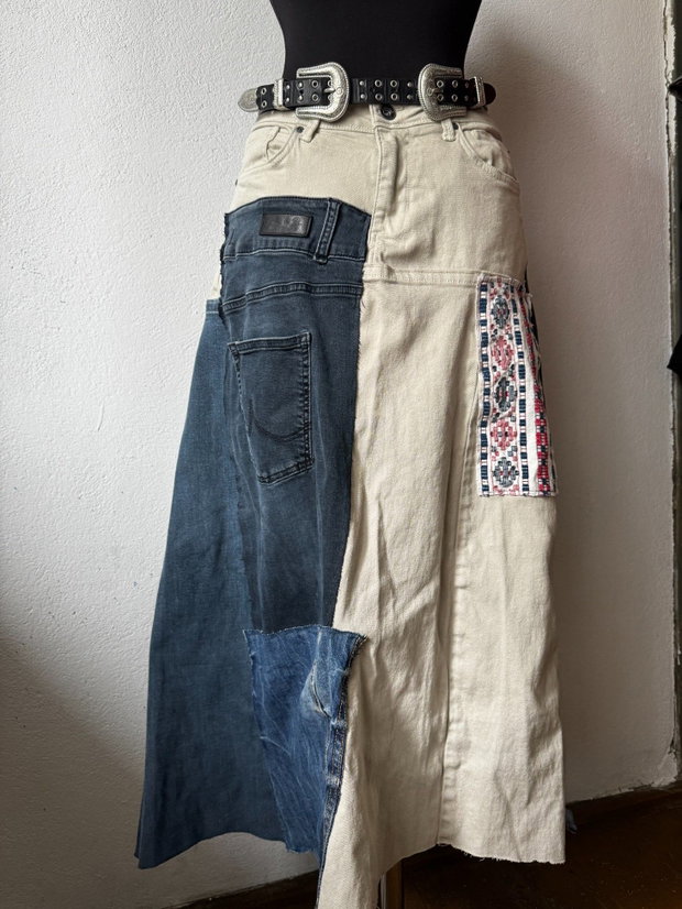 Fustǎ reinventatǎ din jeans cu materiale reciclate, unicat
