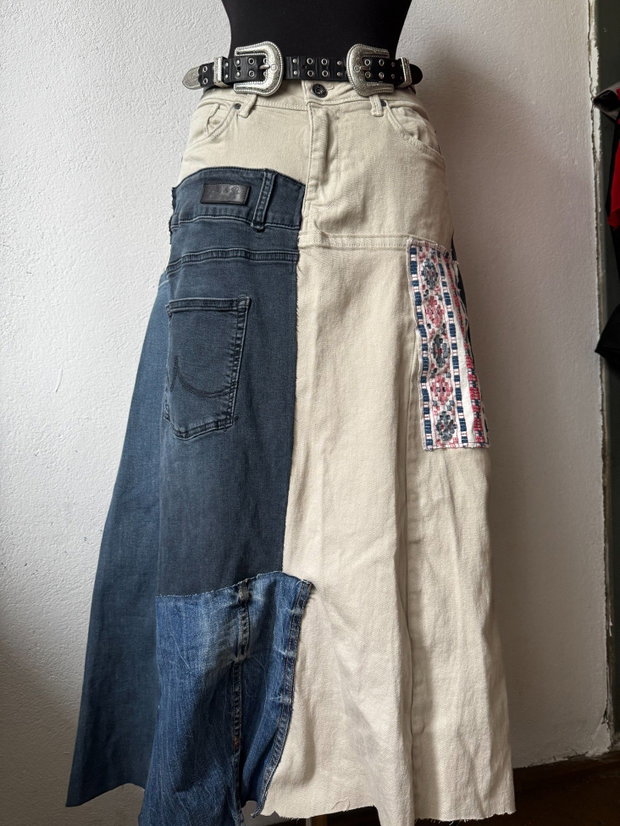 Fustǎ reinventatǎ din jeans cu materiale reciclate, unicat