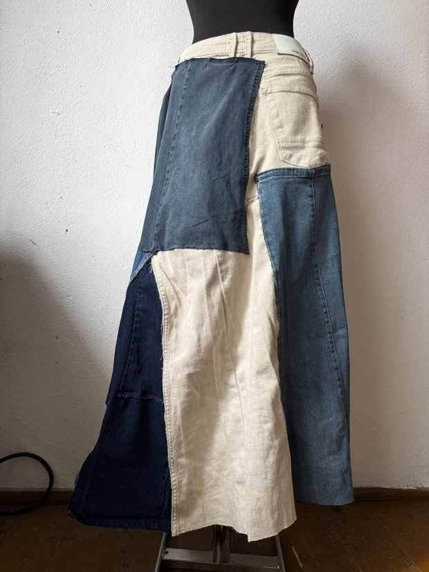 Fustǎ reinventatǎ din jeans cu materiale reciclate, unicat
