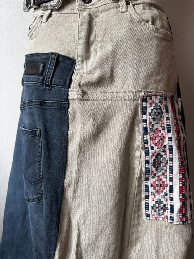 Fustǎ reinventatǎ din jeans cu materiale reciclate, unicat