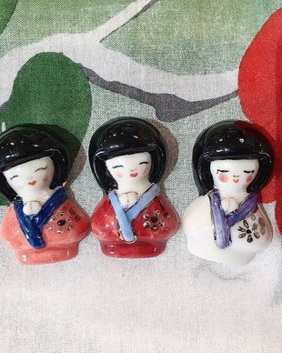 Brosa din portelan pictata manual - Kokeshi