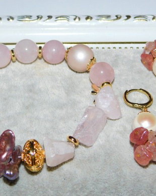 Set   bratara  cuart roz,  noua,  etichete  atasate, cercei noi perla combionati cu cuart roz