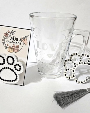 Set Cadou CATEL  Cană Gravată Manual, Broșă  și Semn de Carte