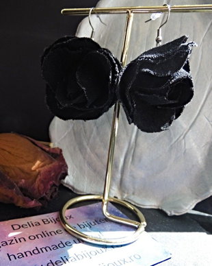 Cercei statement din blugi reciclați  flori negre handmade (cod1437)
