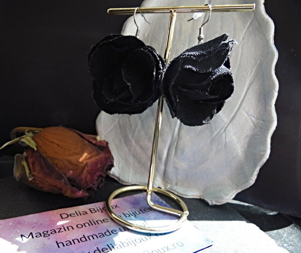 Cercei statement din blugi reciclați flori negre handmade (cod1437)
