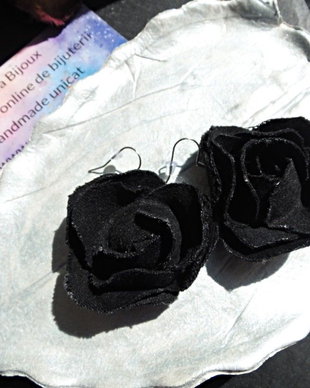 Cercei statement din blugi reciclați  flori negre handmade (cod1437)