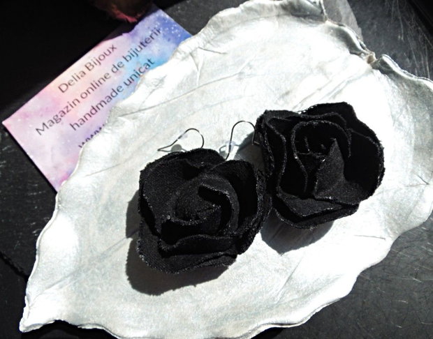 Cercei statement din blugi reciclați flori negre handmade (cod1437)
