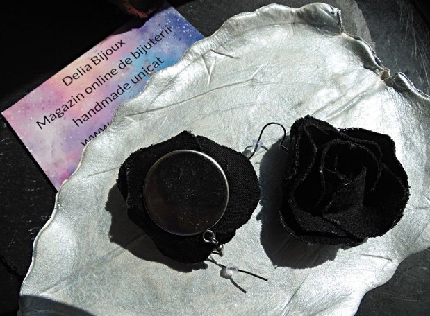 Cercei statement din blugi reciclați flori negre handmade (cod1437)