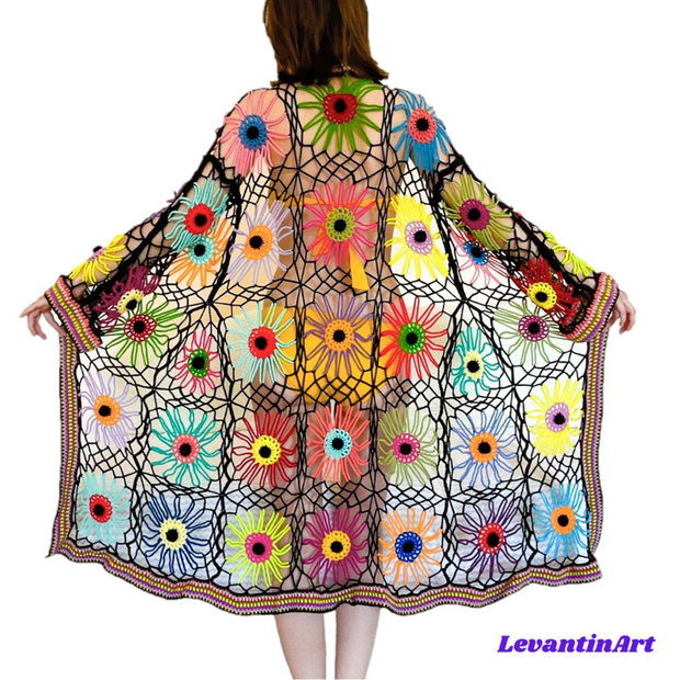 Cardigan croșetat manual cu flori multicolore cu moțuri negre realizate manual în centru stil boho oversized