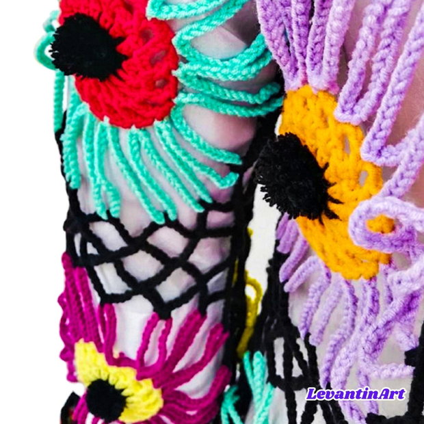 Cardigan croșetat manual cu flori multicolore cu moțuri negre realizate manual în centru stil boho oversized