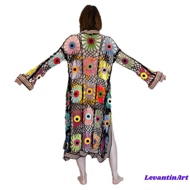 Cardigan croșetat manual cu flori multicolore cu moțuri negre realizate manual în centru stil boho oversized