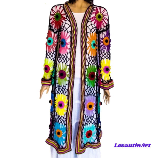 Cardigan croșetat manual cu flori multicolore cu moțuri negre realizate manual în centru stil boho oversized