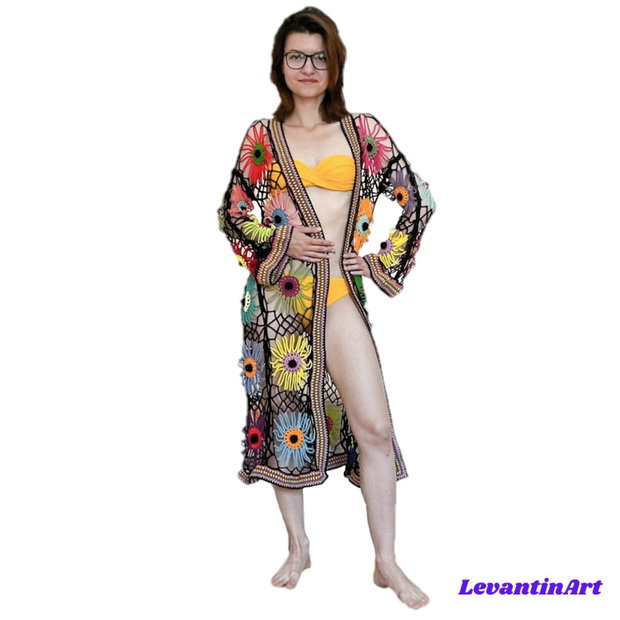 Cardigan croșetat manual cu flori multicolore cu moțuri negre realizate manual în centru stil boho oversized