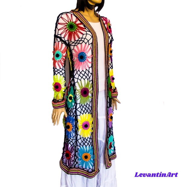 Cardigan croșetat manual cu flori multicolore cu moțuri negre realizate manual în centru stil boho oversized