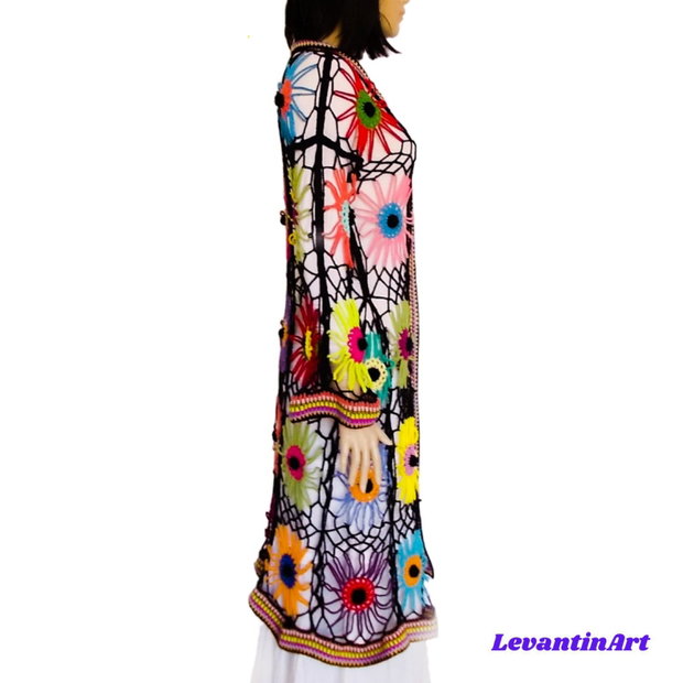 Cardigan croșetat manual cu flori multicolore cu moțuri negre realizate manual în centru stil boho oversized