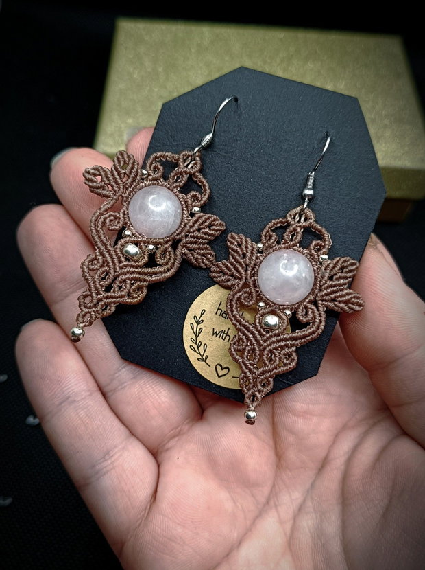 Cercei frunze micromacrame cu cuart roz