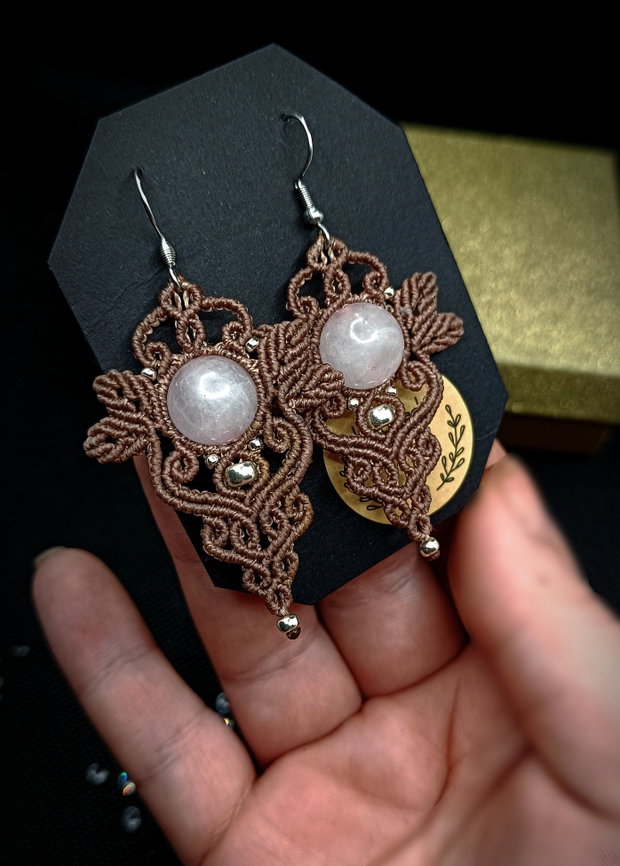 Cercei frunze micromacrame cu cuart roz