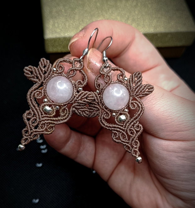 Cercei frunze micromacrame cu cuart roz