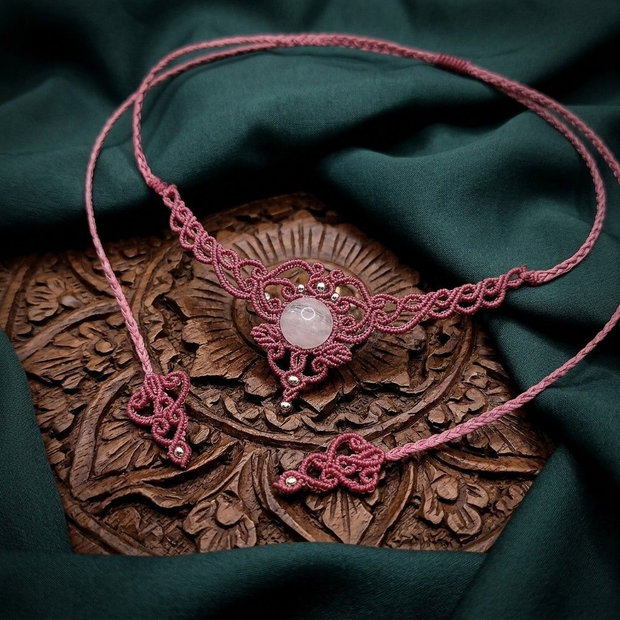 Colier minimalist delicat micromacrame cu cuart roz