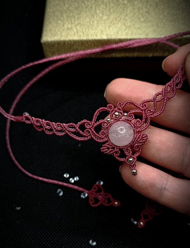 Colier minimalist delicat micromacrame cu cuart roz