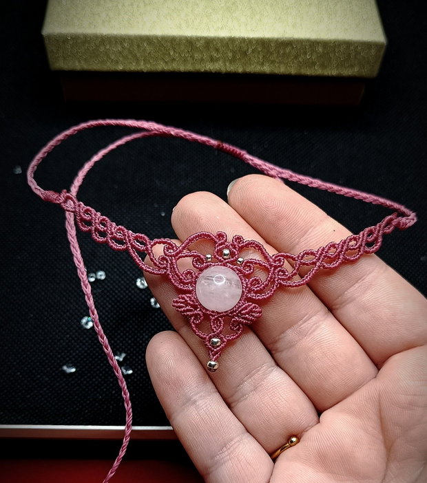 Colier minimalist delicat micromacrame cu cuart roz