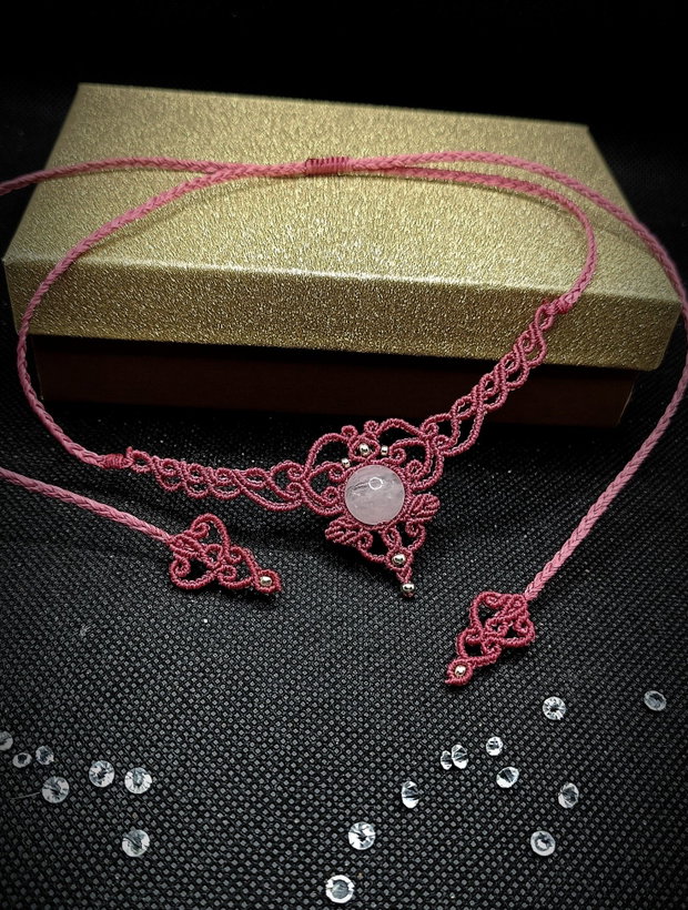 Colier minimalist delicat micromacrame cu cuart roz