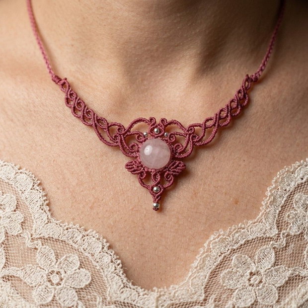 Colier minimalist delicat micromacrame cu cuart roz