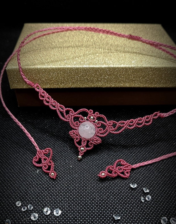 Colier minimalist delicat micromacrame cu cuart roz