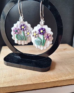 Cercei Handmade Florali  Miniatură Botanică din Lut Polimeric, Nuanțe de Mov și Lila
