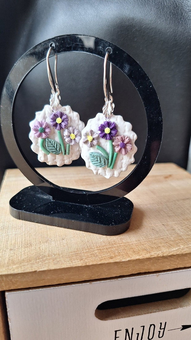 Cercei Handmade Florali Miniatură Botanică din Lut Polimeric, Nuanțe de Mov și Lila