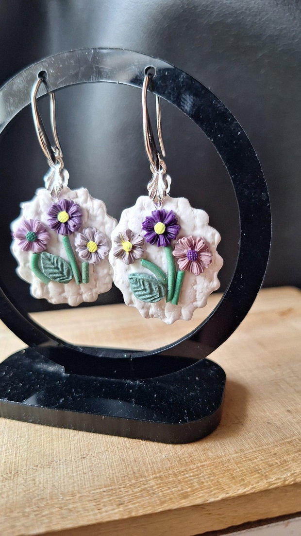 Cercei Handmade Florali Miniatură Botanică din Lut Polimeric, Nuanțe de Mov și Lila