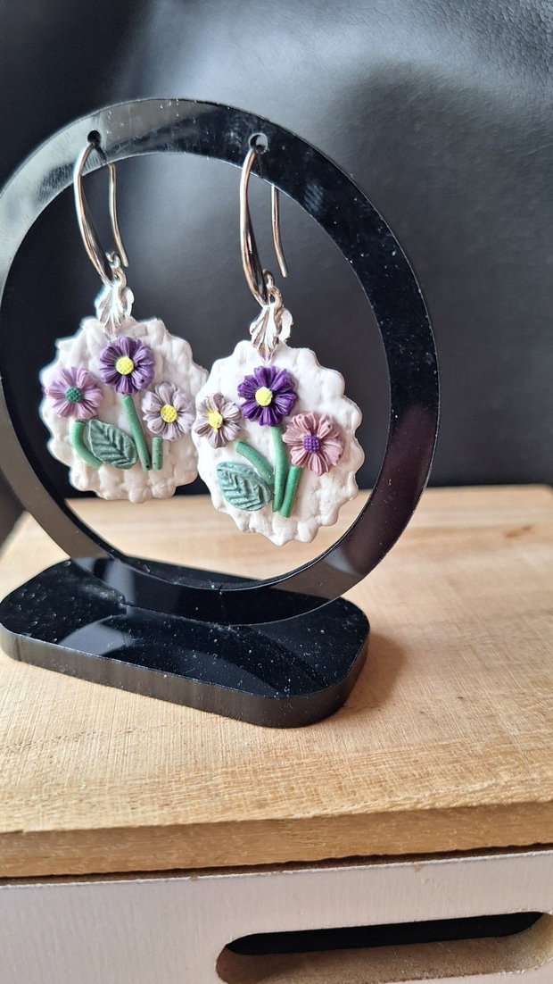 Cercei Handmade Florali Miniatură Botanică din Lut Polimeric, Nuanțe de Mov și Lila