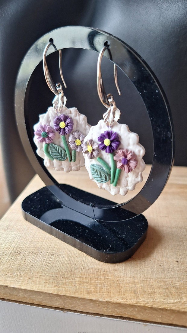Cercei Handmade Florali Miniatură Botanică din Lut Polimeric, Nuanțe de Mov și Lila