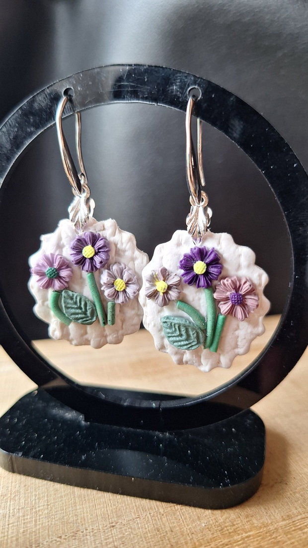 Cercei Handmade Florali Miniatură Botanică din Lut Polimeric, Nuanțe de Mov și Lila