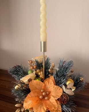 Aranjament festiv elegant cu lumânare spiralată, flori handmade și suport auriu