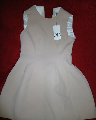 Vând Rochie ZARA Elegantă - Model Fit & Flare - Nouă cu Etichetă