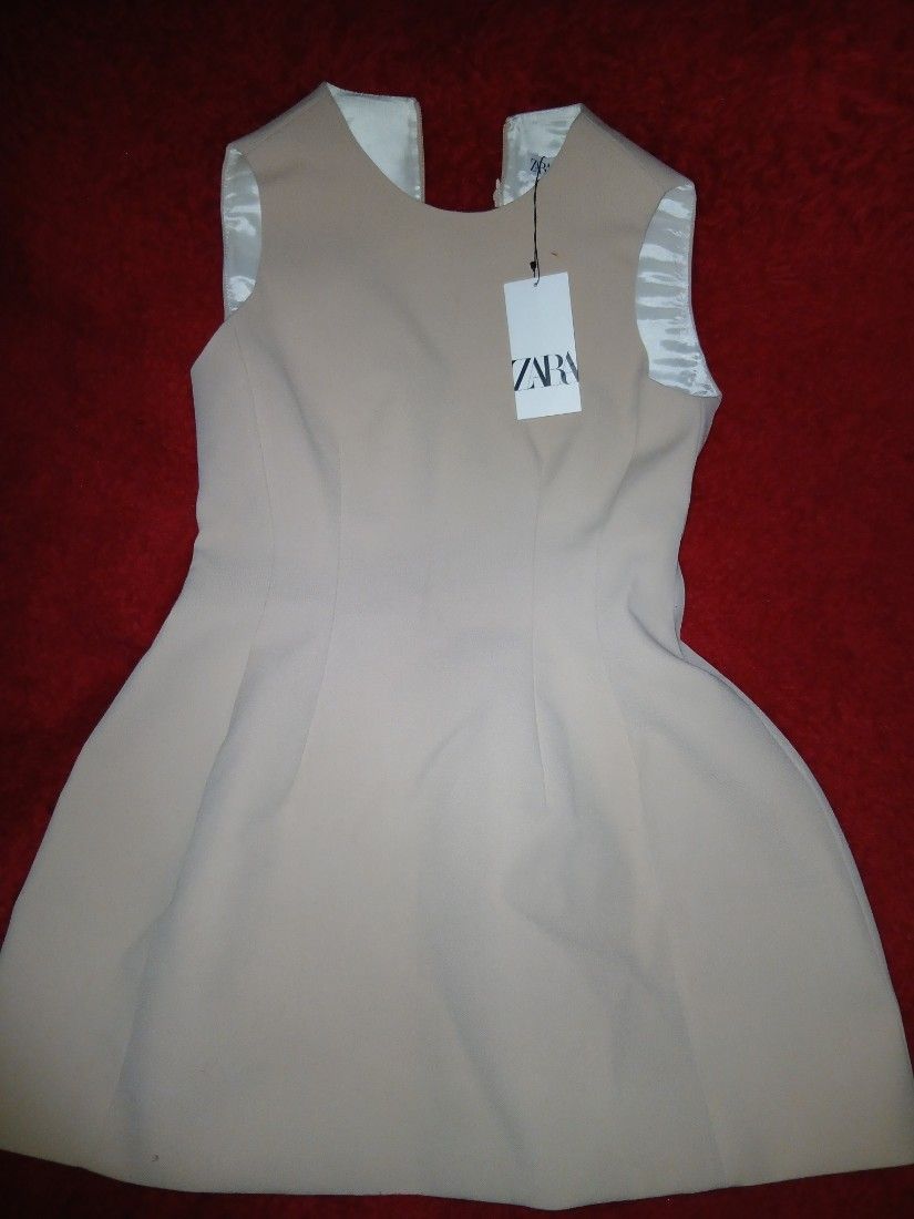 Vând Rochie ZARA Elegantă - Model Fit & Flare - Nouă cu Etichetă