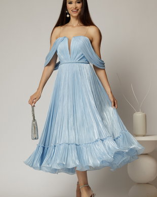 Rochie midi bleu in clos din voal satinat cu aplicatii cazute pe umeri
