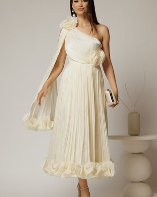 Rochie midi crem din voal satinat cu volanase la baza si flori in talie si pe umar