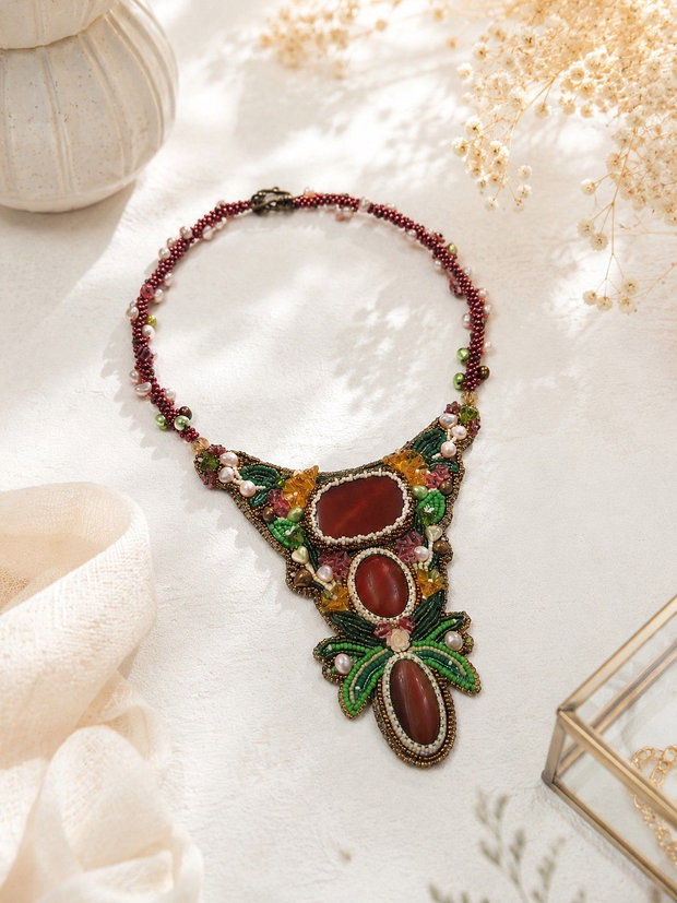 Colier statement handmade cu agate naturale și broderie din mărgele