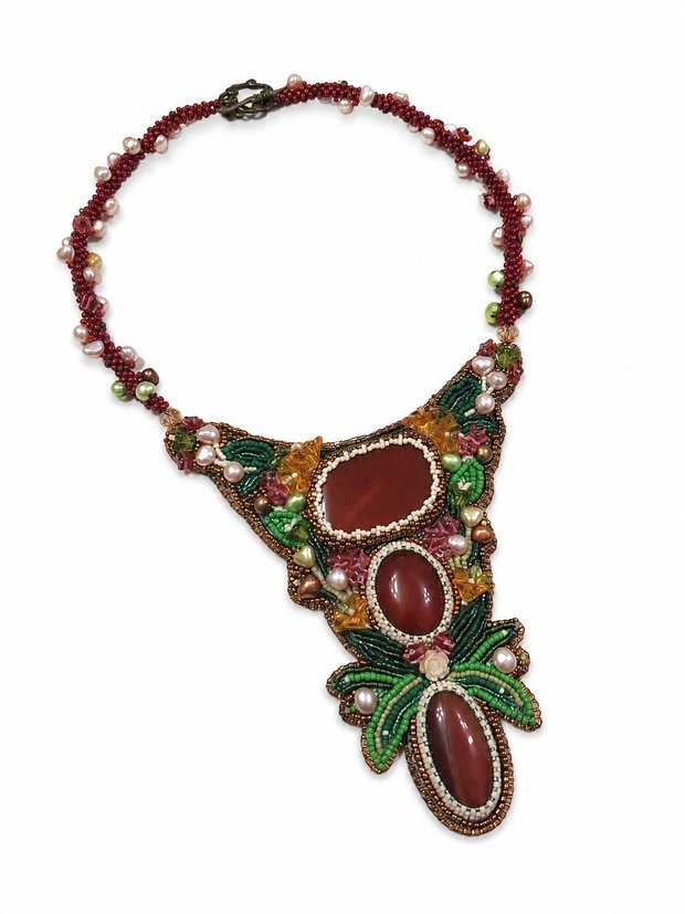 Colier statement handmade cu agate naturale și broderie din mărgele