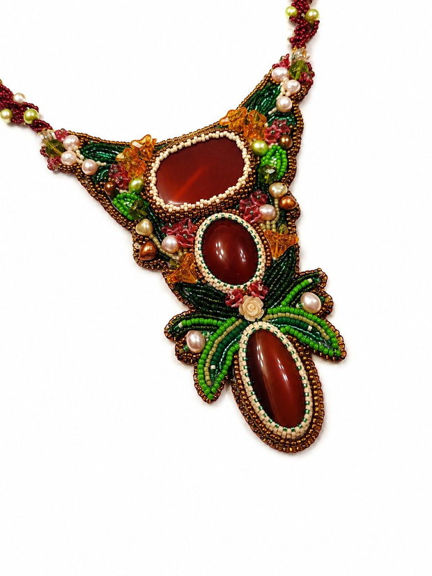Colier statement handmade cu agate naturale și broderie din mărgele