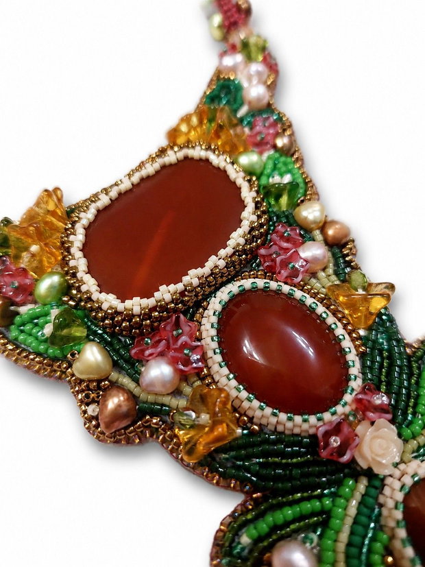 Colier statement handmade cu agate naturale și broderie din mărgele