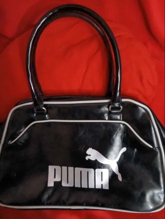 Vând geantă de mână Puma Nouă