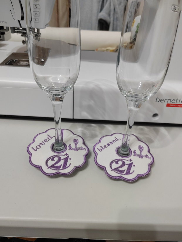 Mărturii brodate pentru paharele de vin